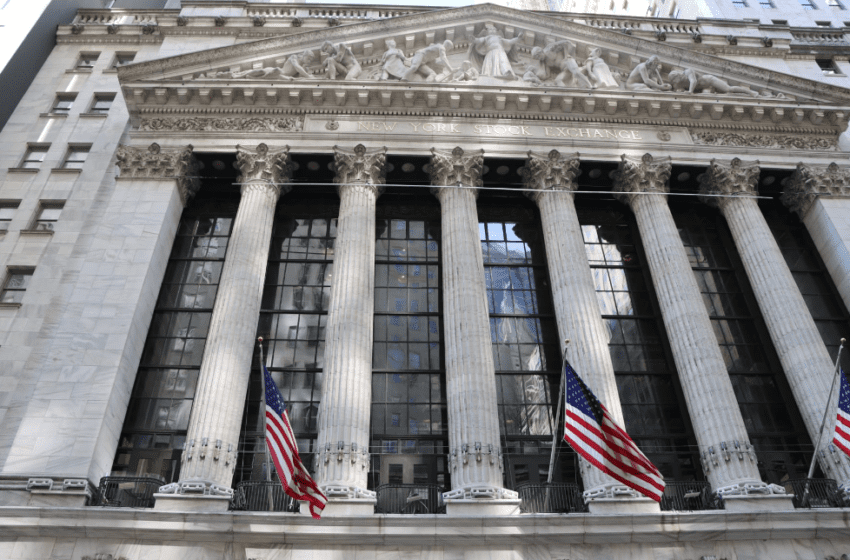 Imagen del icónico edificio de la Bolsa de Valores de Nueva York (NYSE) en Wall Street, un lugar emblemático para el mundo financiero en los Estados Unidos. La imagen acompaña un artículo que explica cómo abrir una cuenta bancaria en los Estados Unidos.