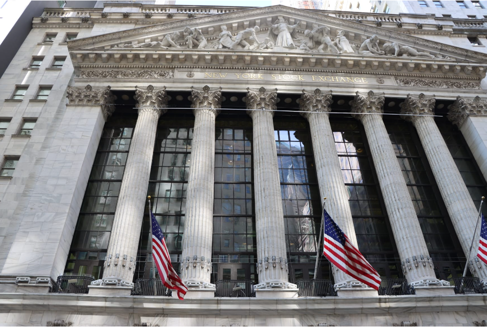 Imagen del icónico edificio de la Bolsa de Valores de Nueva York (NYSE) en Wall Street, un lugar emblemático para el mundo financiero en los Estados Unidos. La imagen acompaña un artículo que explica cómo abrir una cuenta bancaria en los Estados Unidos.